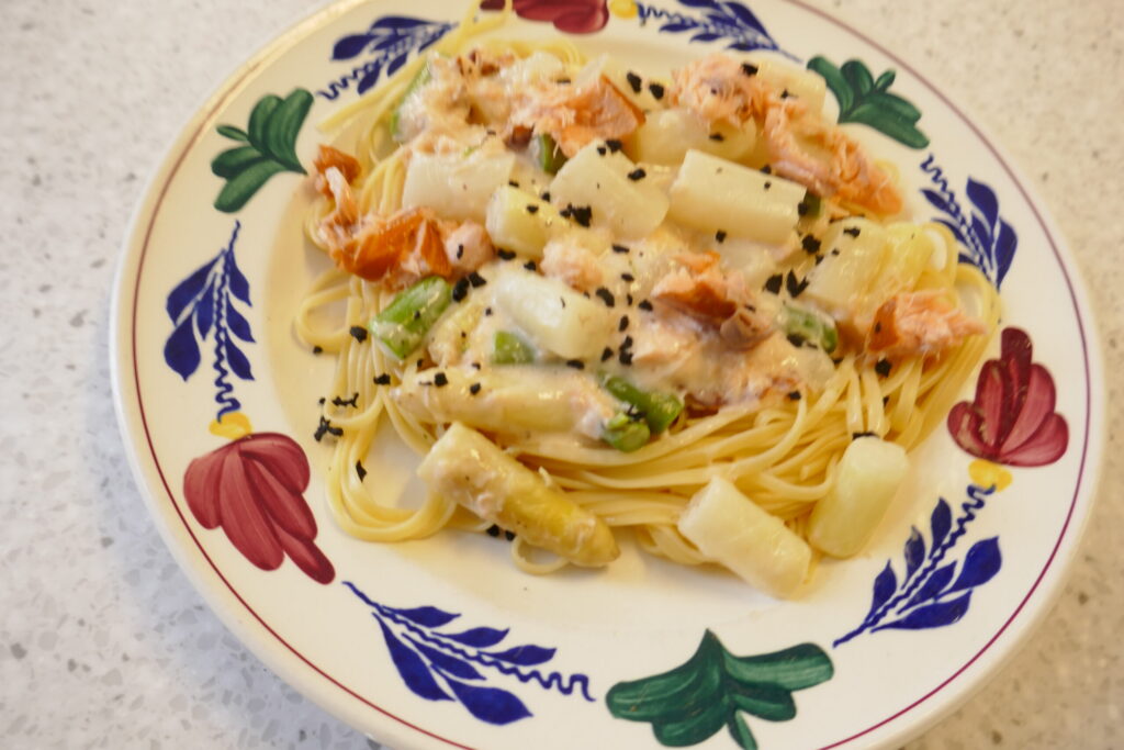 Romige linguine met asperges en warmgerookte zalm