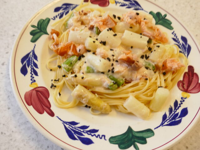 Romige linguine met asperges en warmgerookte zalm