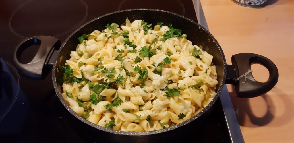 Romige pasta met bloemkool en doperwten