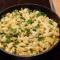 Romige pasta met bloemkool en doperwten
