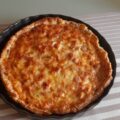Romige preitaart van bladerdeeg met ham en kaas