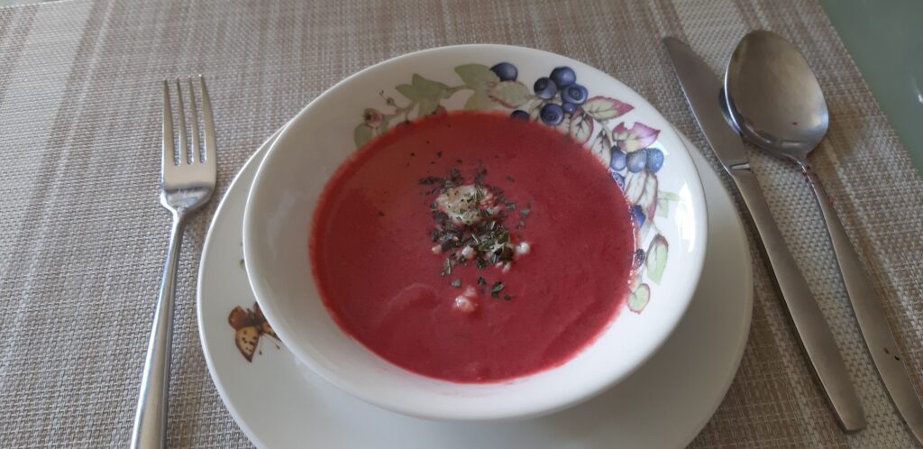 Romige rode bietjessoep met gorgonzola