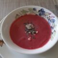 Romige rode bietjessoep met gorgonzola