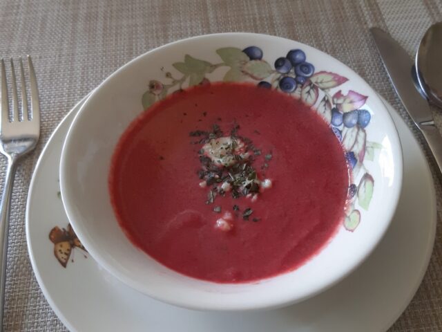 Romige rode bietjessoep met gorgonzola