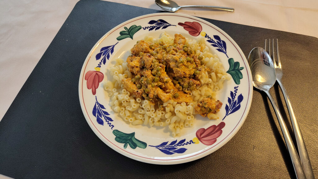 Romige Rode pesto kip met tuinerwtjes uit de slowcooker