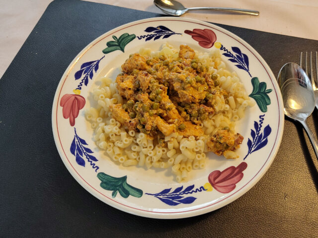 Romige Rode pesto kip met tuinerwtjes uit de slowcooker