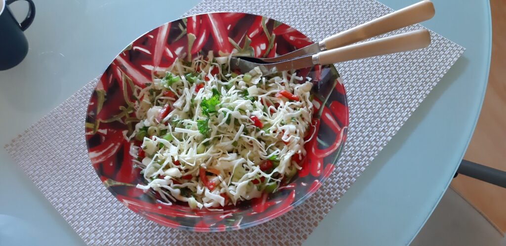 Romige spitskoolsalade met stukjes appel en paprika