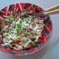 Romige spitskoolsalade met stukjes appel en paprika