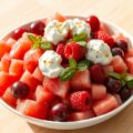 Roze fruitsalade met roomkaas