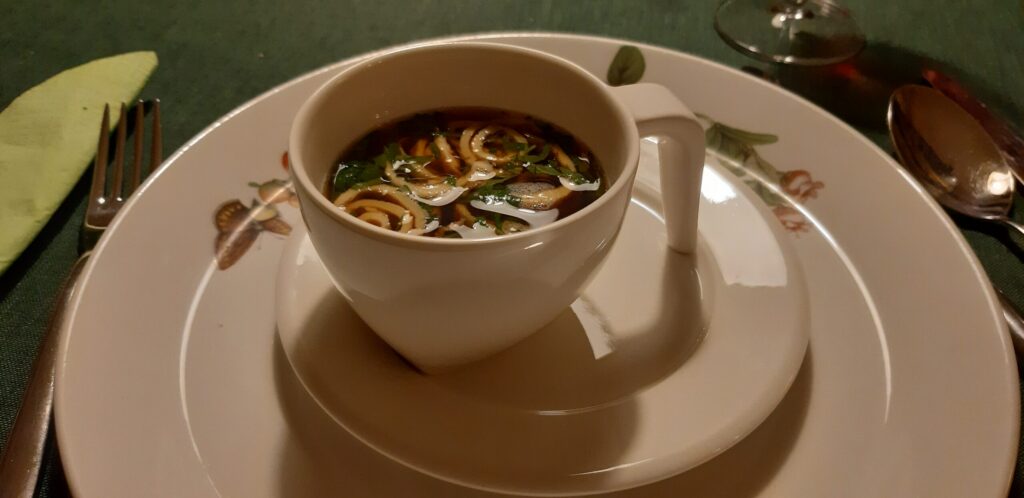 Runderconsommé met flensjes