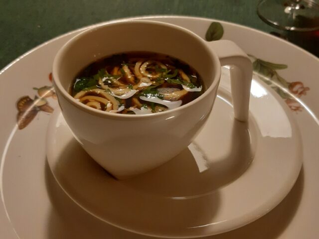 Runderconsommé met flensjes