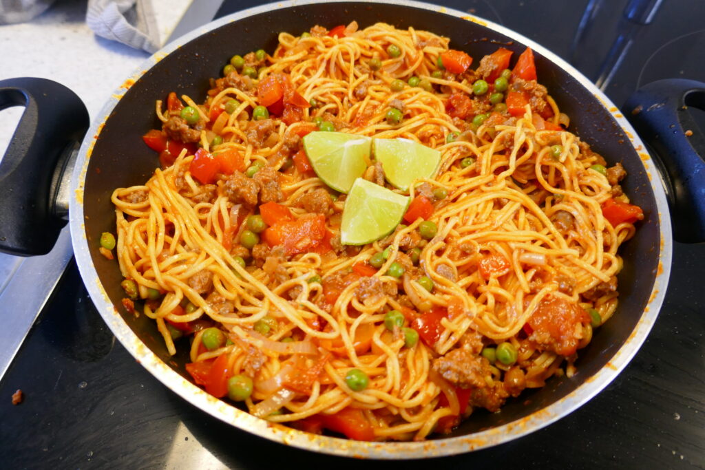 Rundergehakt curry met groente en eiermie