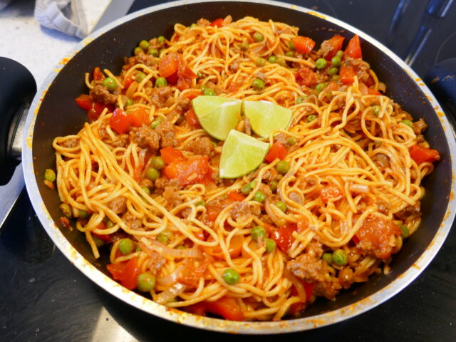 Rundergehakt curry met groente en eiermie
