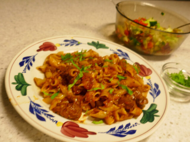 Rundvleessaus met pasta en kaas uit de slowcooker