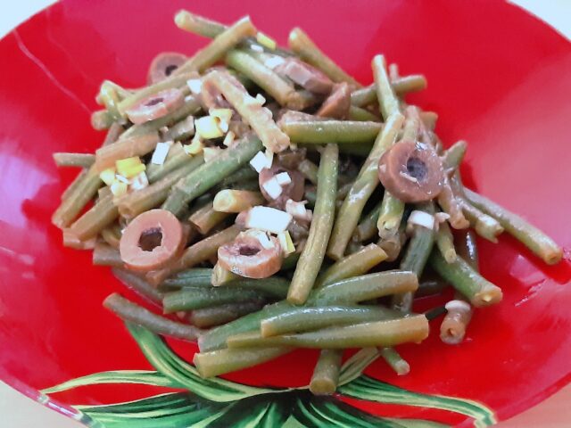 Salade haricots verts met knoflook en ansjovis