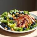 Salade met gebakken duivenborst en bramendressing