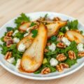 Salade met gebakken peer, gorgonzola, walnoten en