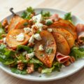 Salade met gebakken peer, Gorgonzola, walnoten en gerookte ham
