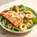 salade met gebakken zalm en gamba^A’s