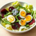 Salade met lopend eitje, sperziebonen, rode biet, peterselie