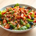Salade met zomerfruit en spekjes