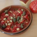 Salade van Coeur de Boeuf tomaten met kaas en kappertjes