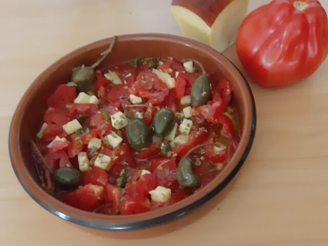 Salade van Coeur de Boeuf tomaten met kaas en kappertjes