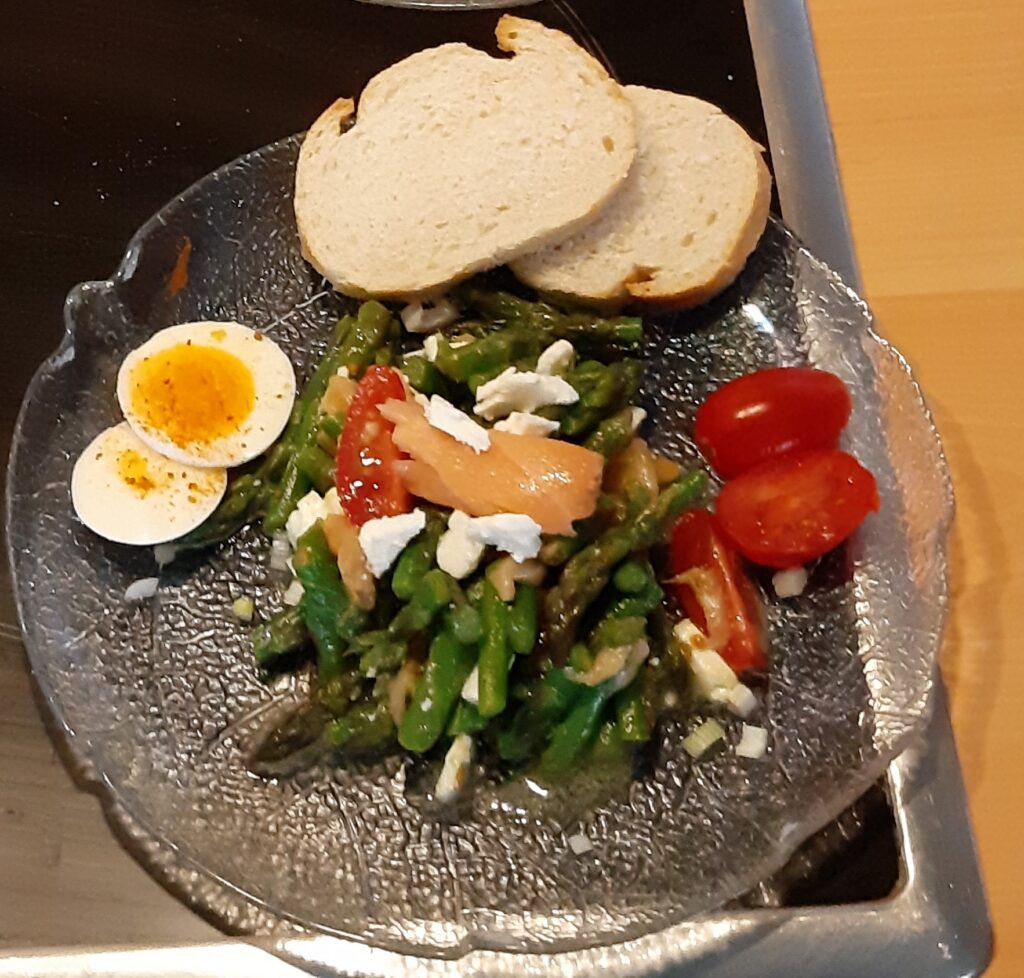 Salade van groene asperges met gerookte zalm, feta en kerstomaatjes