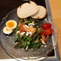 Salade van groene asperges met gerookte zalm, feta en kerstomaatjes