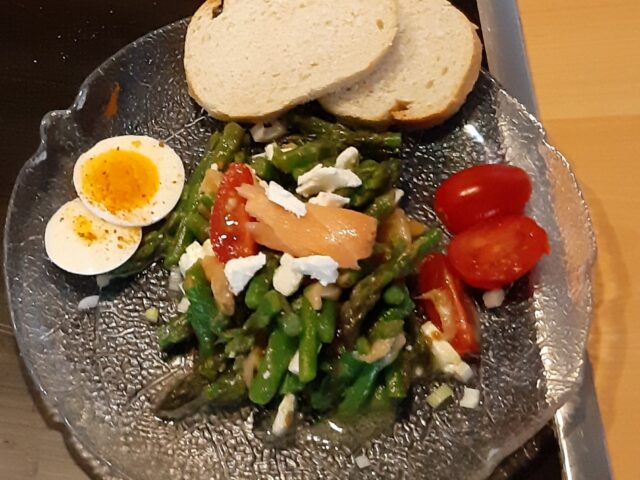 Salade van groene asperges met gerookte zalm, feta en kerstomaatjes