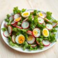 Salade van jonge blaadjes,radijs en kwarteleitjes