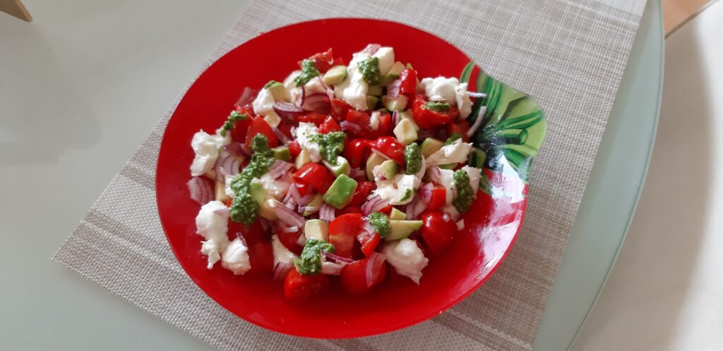 Salade van kerstomaatjes met avocado, mozzarella en basilicumpesto