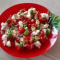 Salade van kerstomaatjes met avocado, mozzarella en basilicumpesto