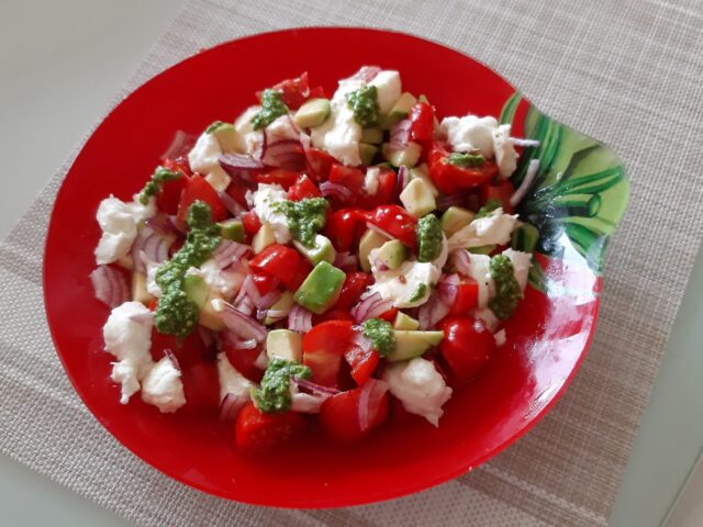 Salade van kerstomaatjes met avocado, mozzarella en basilicumpesto
