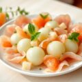 Salade van meloen en pompelmoes met ham en champagnegelei