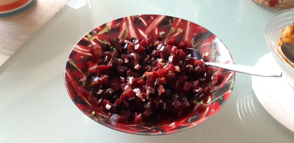 Salade van rode bietjes met uitjes, augurkjes, knoflook en peterselie