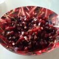 Salade van rode bietjes met uitjes, augurkjes, knoflook en peterselie