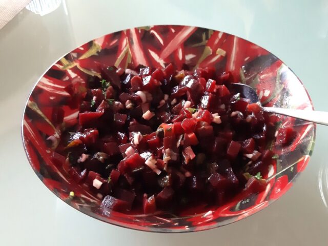 Salade van rode bietjes met uitjes, augurkjes, knoflook en peterselie