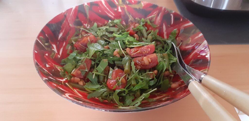 Salade van sperziebonen en witte bonen met rucola en romaatjes