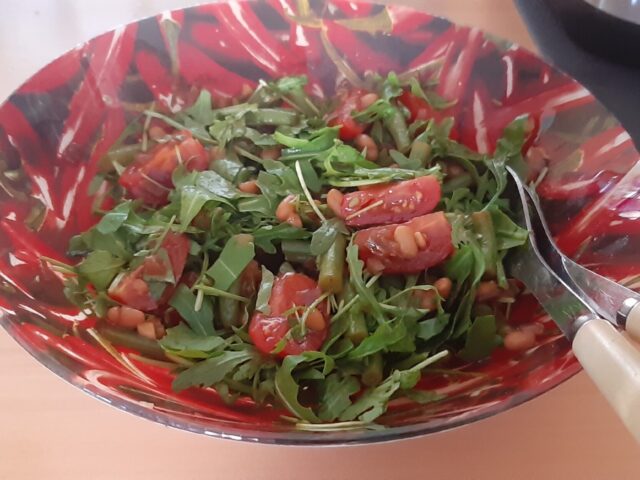 Salade van sperziebonen en witte bonen met rucola en romaatjes