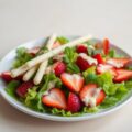 Salade van witte asperges met aardbeien