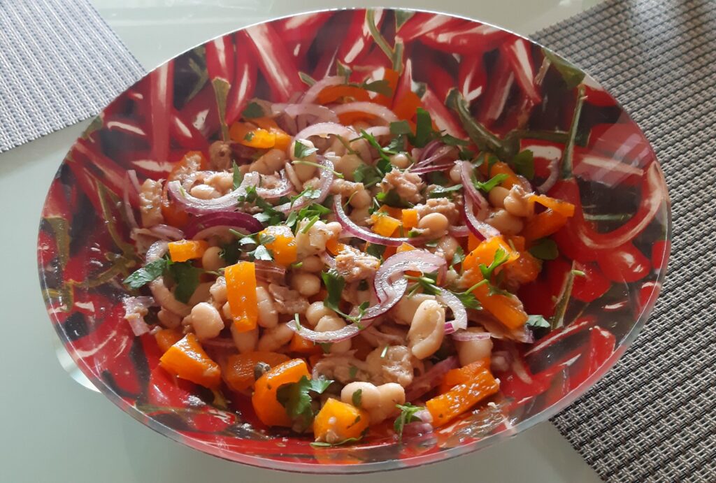 Salade van witte bonen met tonijn, paprika en rode ui