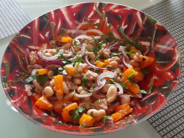 Salade van witte bonen met tonijn, paprika en rode ui