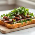 Sandwich met gegrilde biefstuk en blauwaderkaas