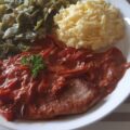 Ongepaneerde schnitzel met paprikasaus