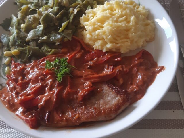 Ongepaneerde schnitzel met paprikasaus