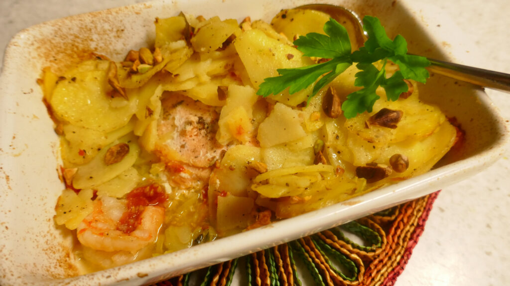 Simpel ovenschoteltje met zalm, garnaal, prei en tomaat