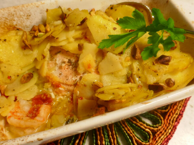 Simpel ovenschoteltje met zalm, garnaal, prei en tomaat
