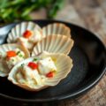 Sint jacobsschelp gevuld met vis, roseval aardappe