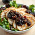Slaatje met gegrilde kip en pruimenchutney